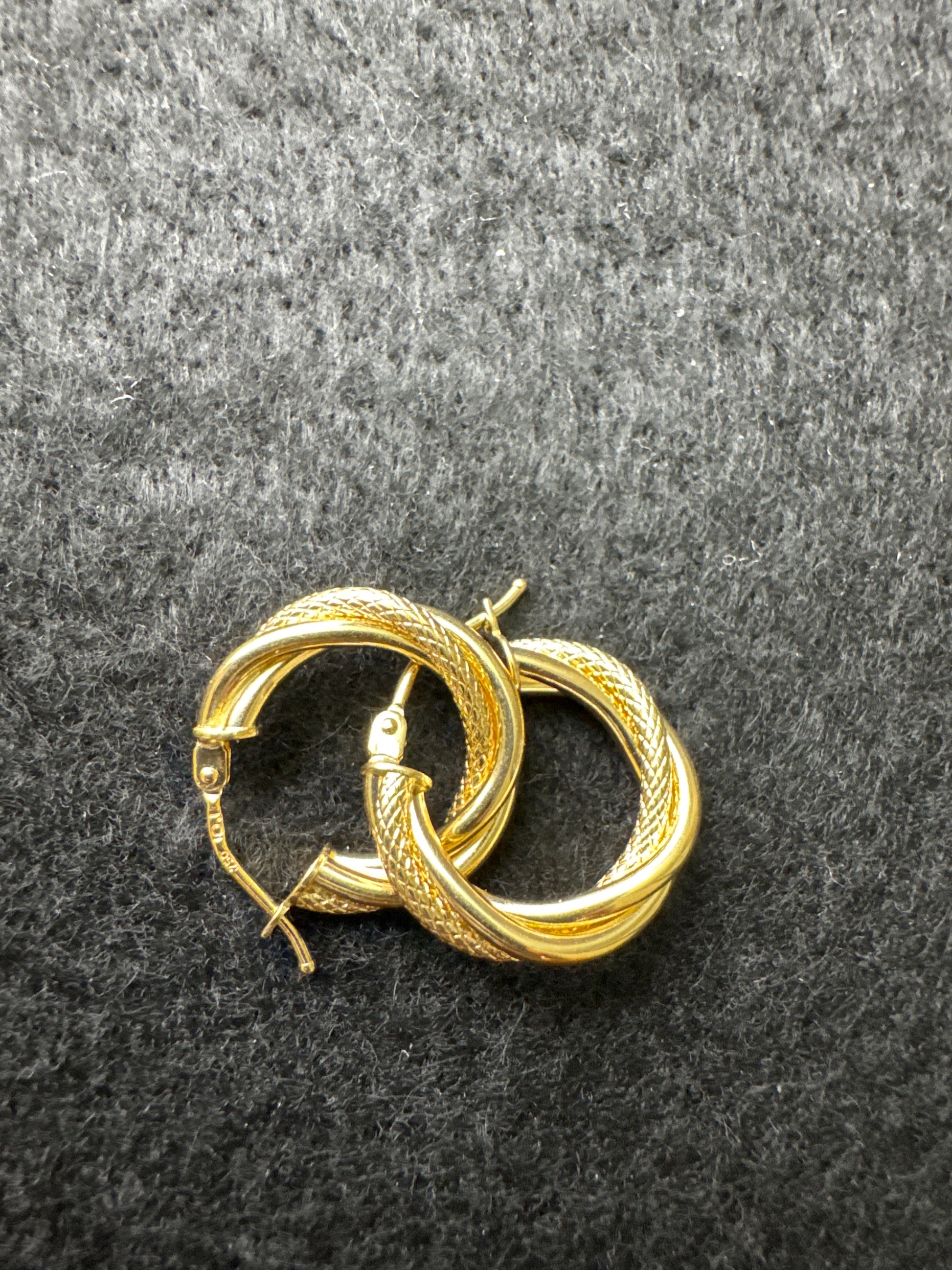 Hoops With Twisted Figures 18k