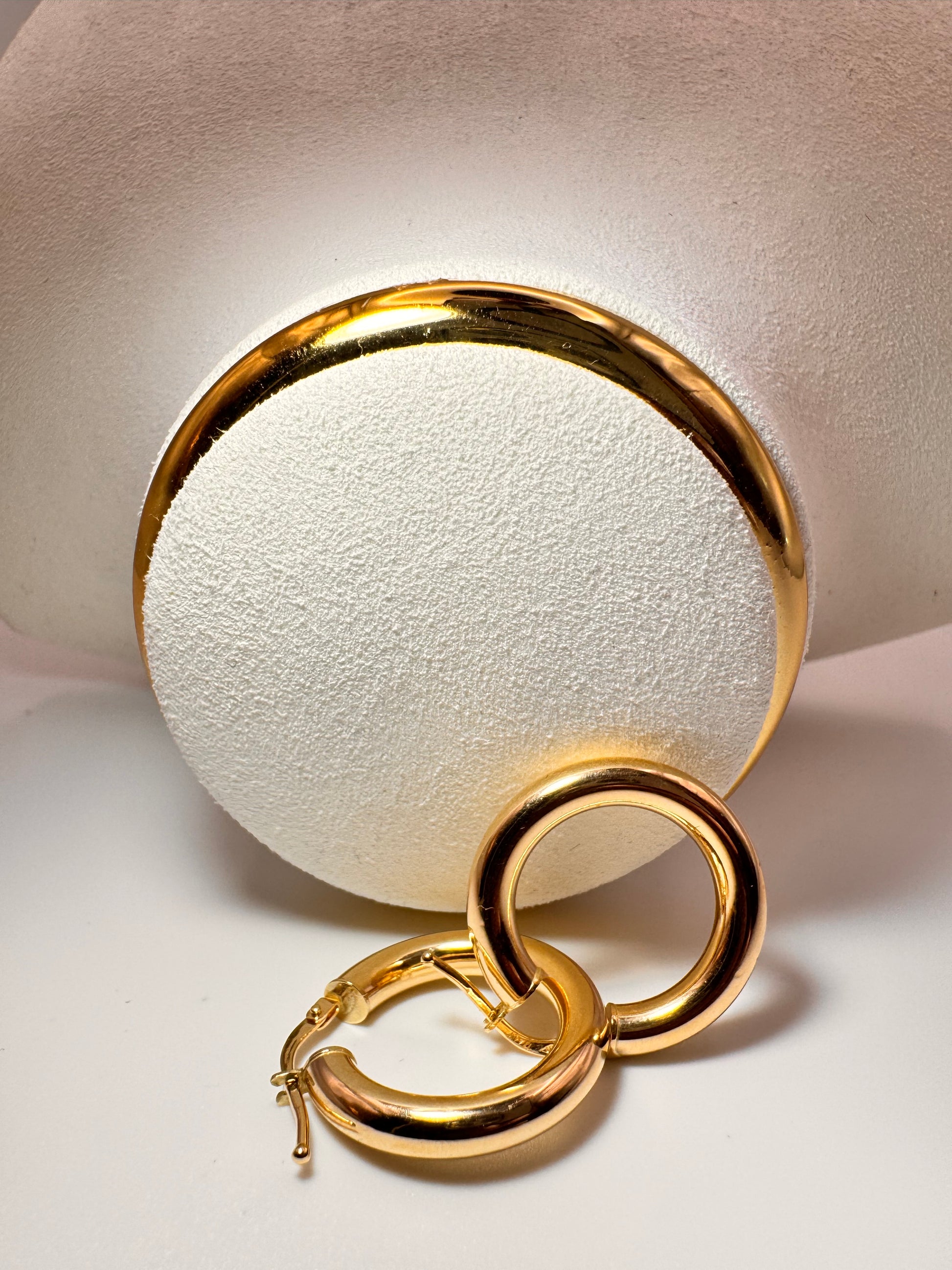 Smooth and round hoops 18k