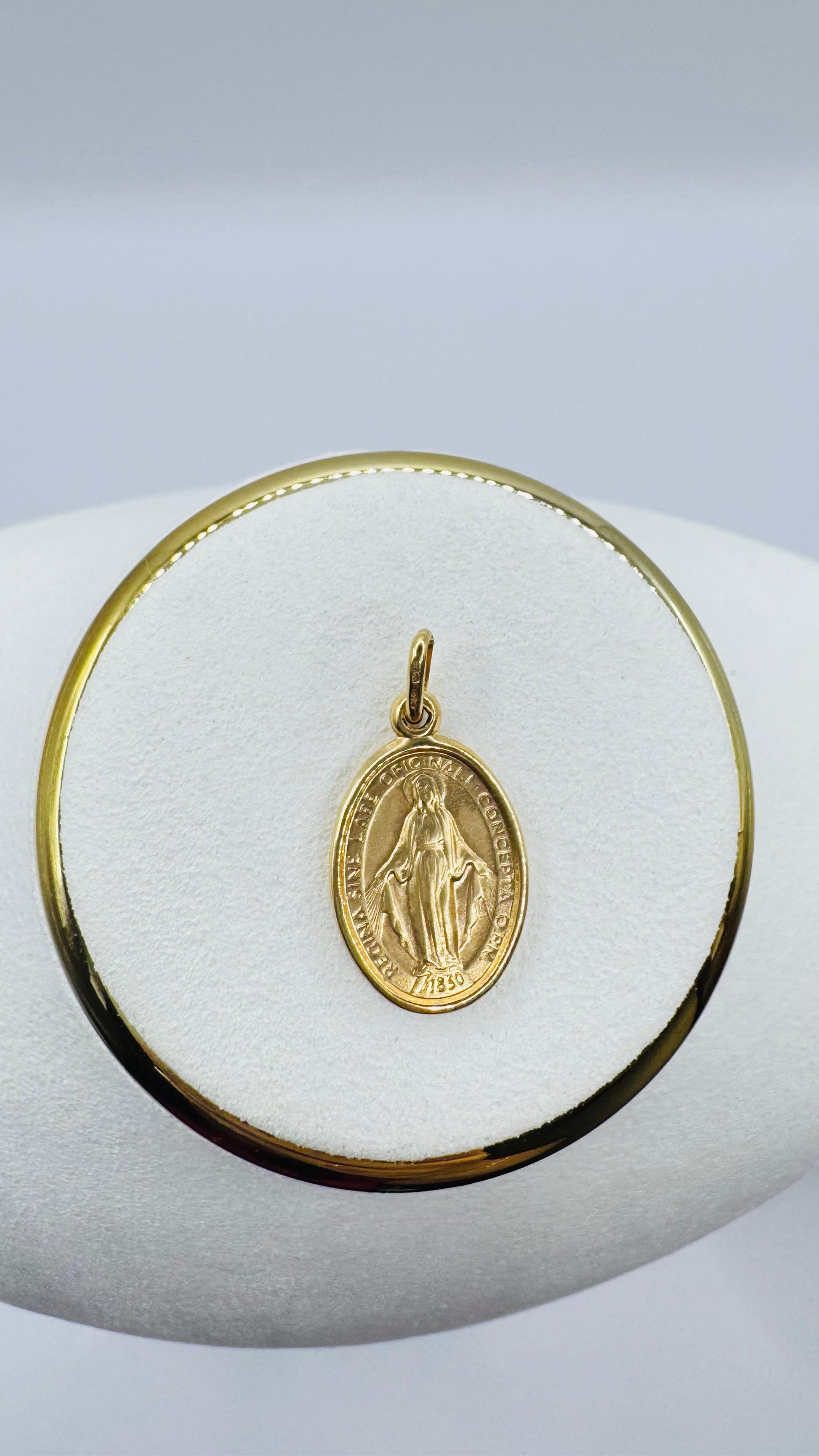Medium Miraculous Virgin Charm 18k