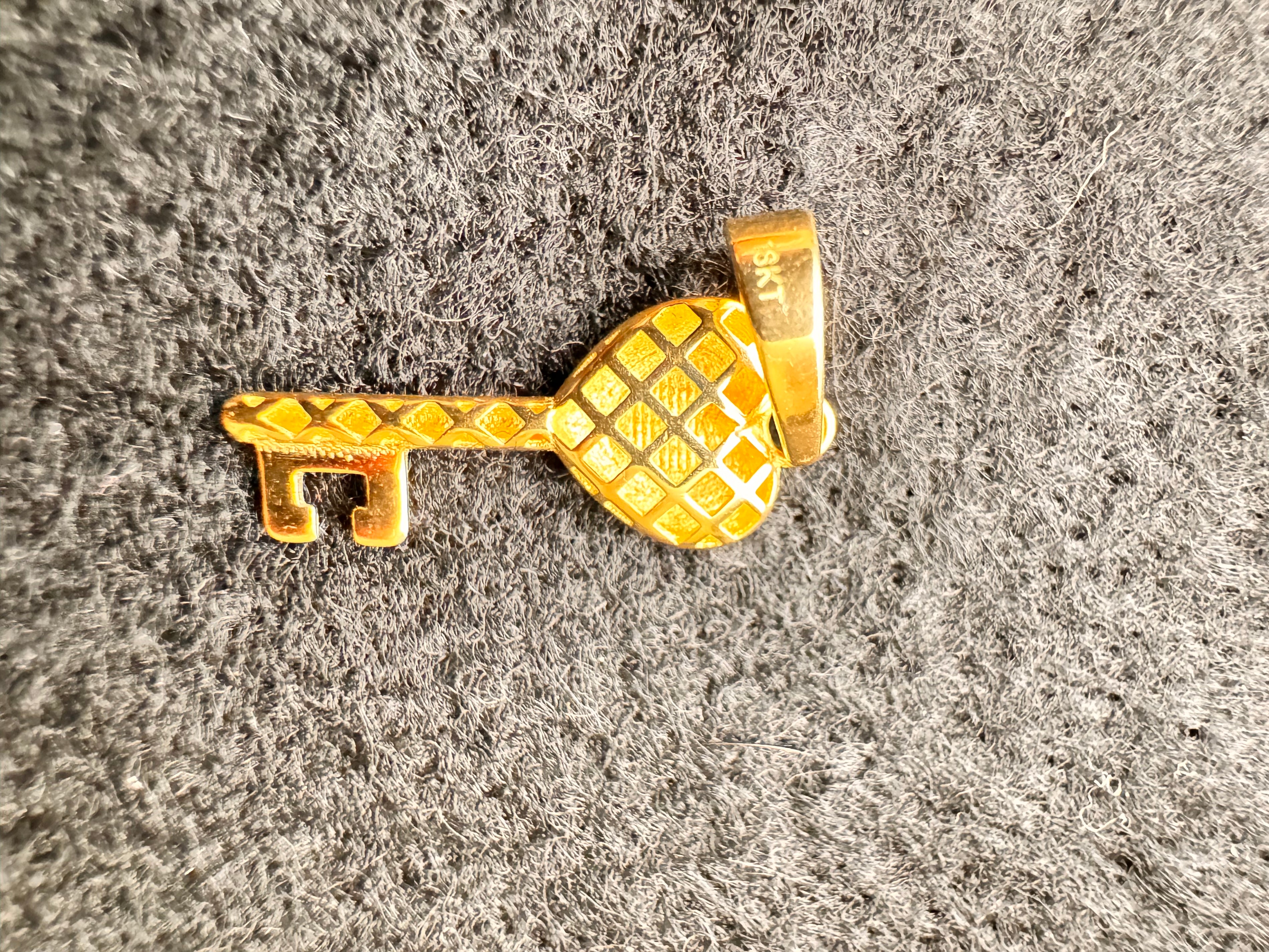 Key-shaped Charm 18k