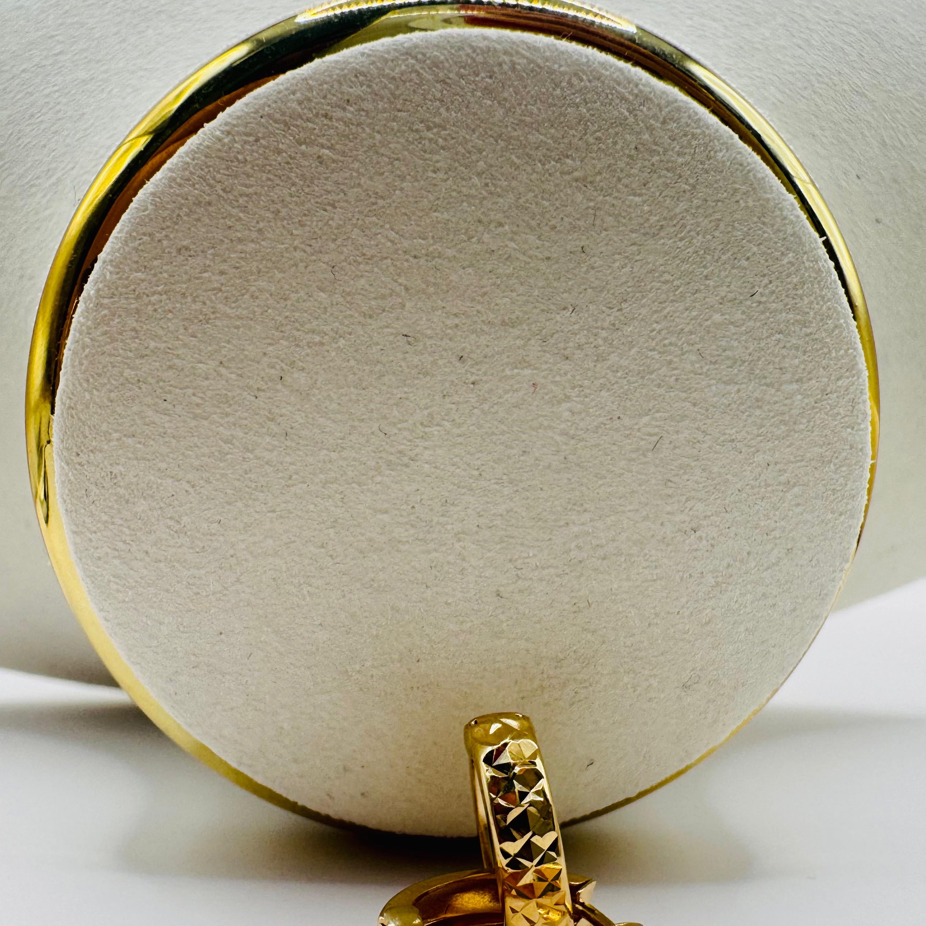 Classic Closed Hoops 18k