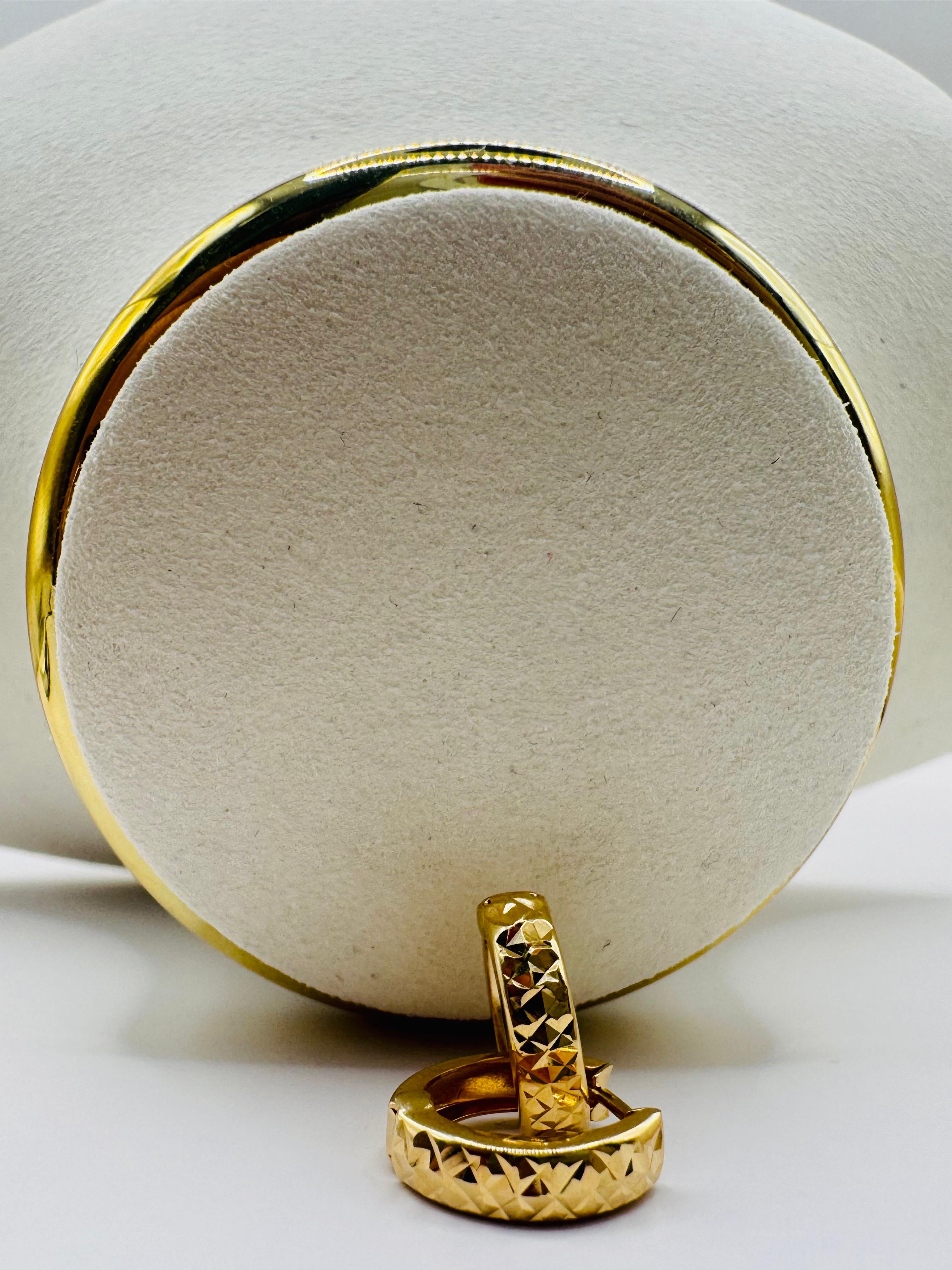 Classic Closed Hoops 18k