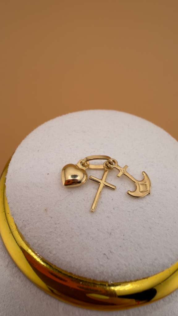 Divine Protection Pendant 18k
