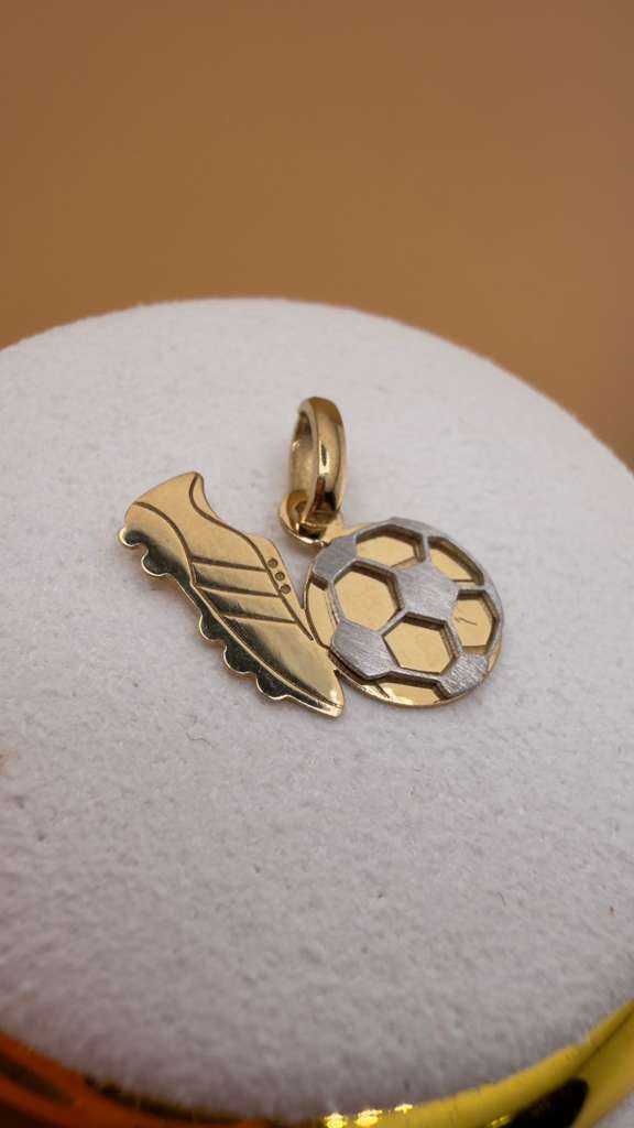 Passion for football Pendant 18k.