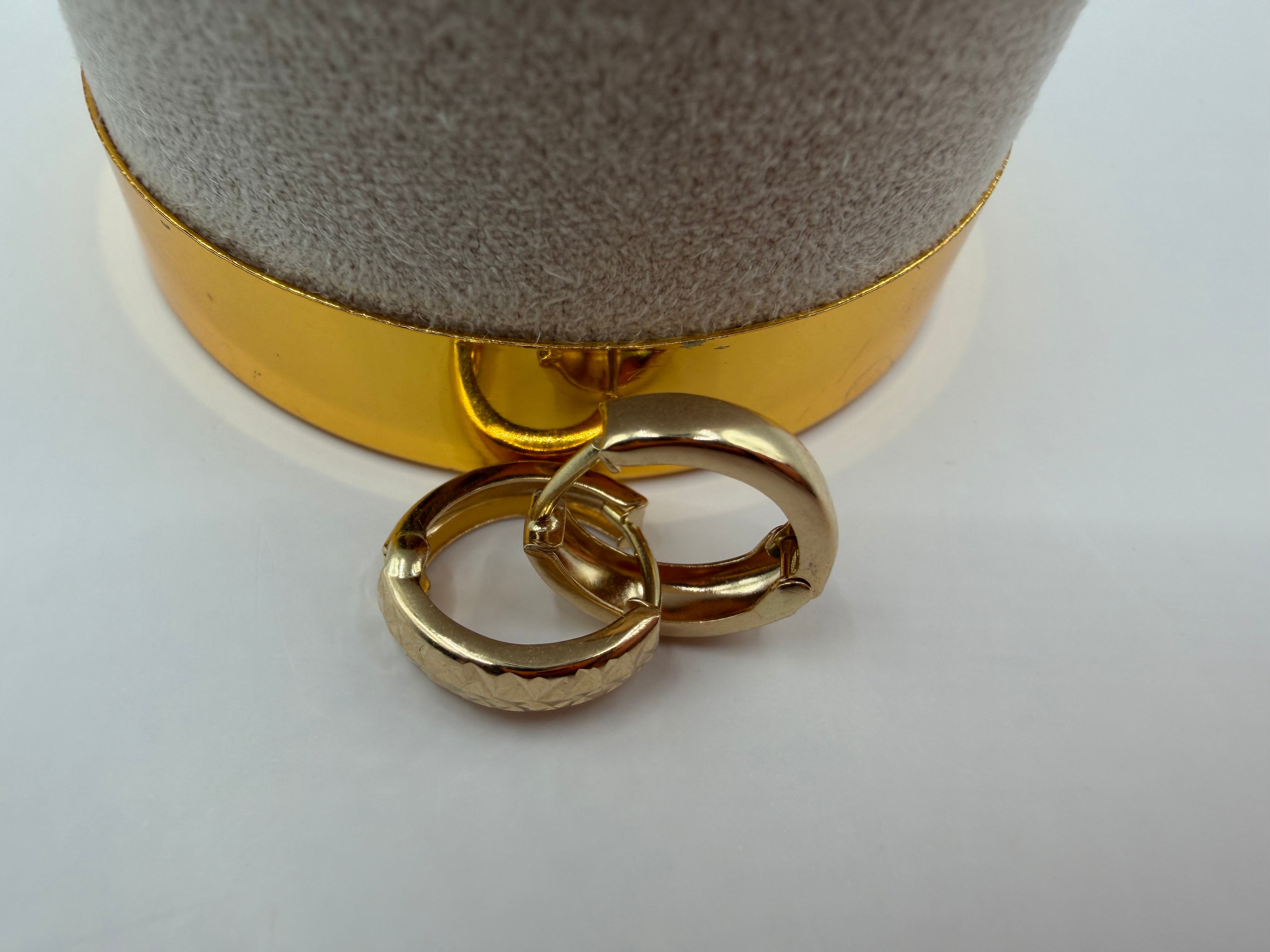 Smooth-Triangular Shapes Hoops 18k