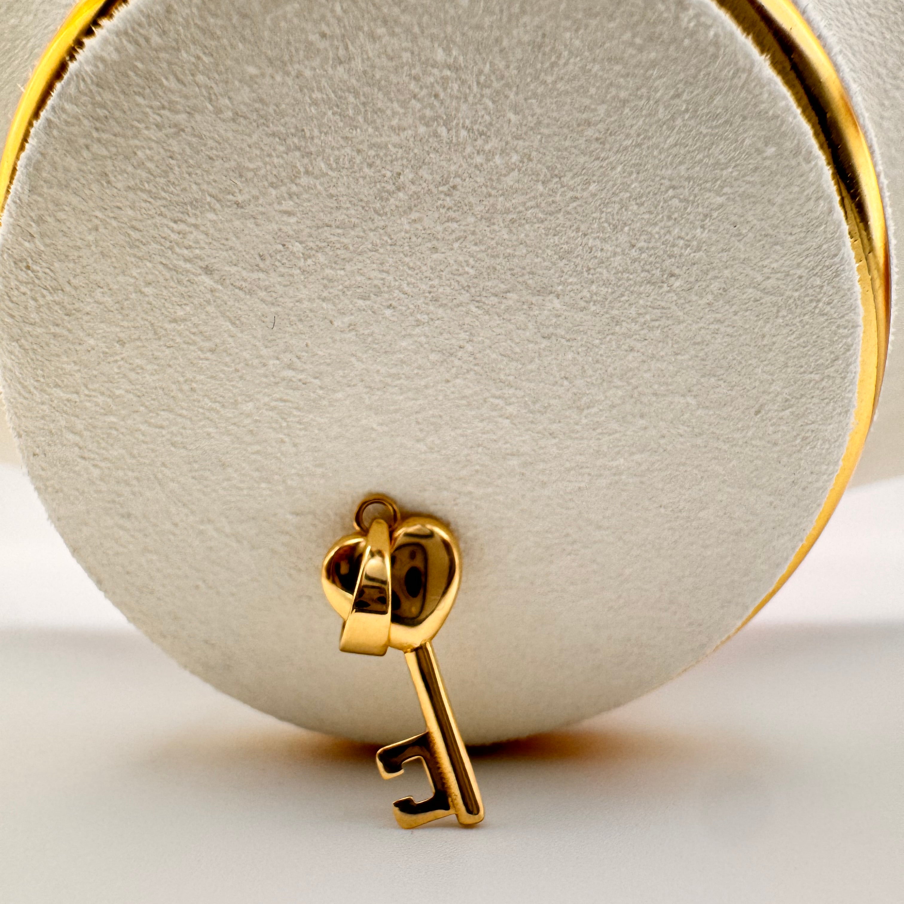 Key-shaped Charm 18k
