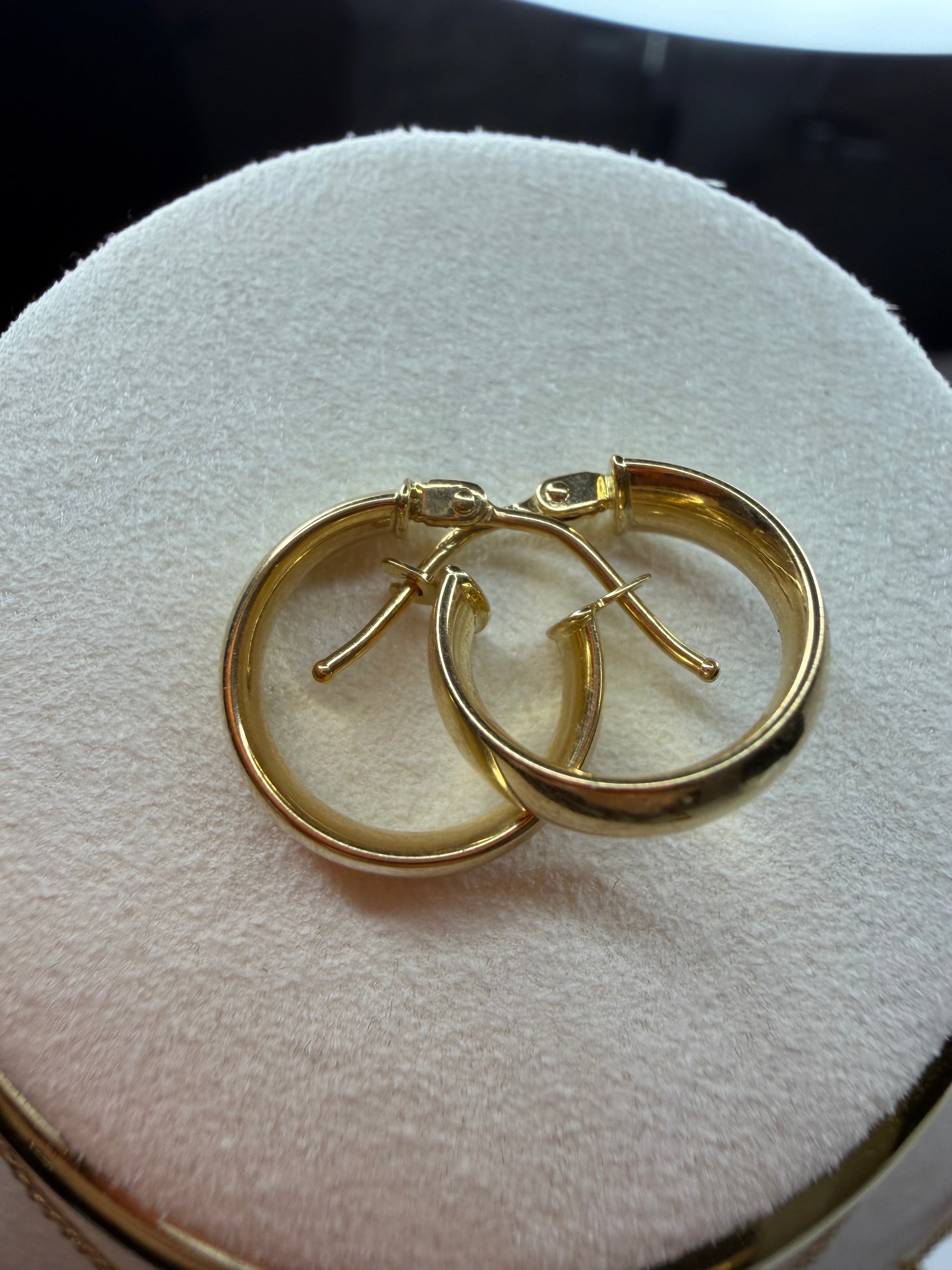 Lightweight Classic Hoops 18k