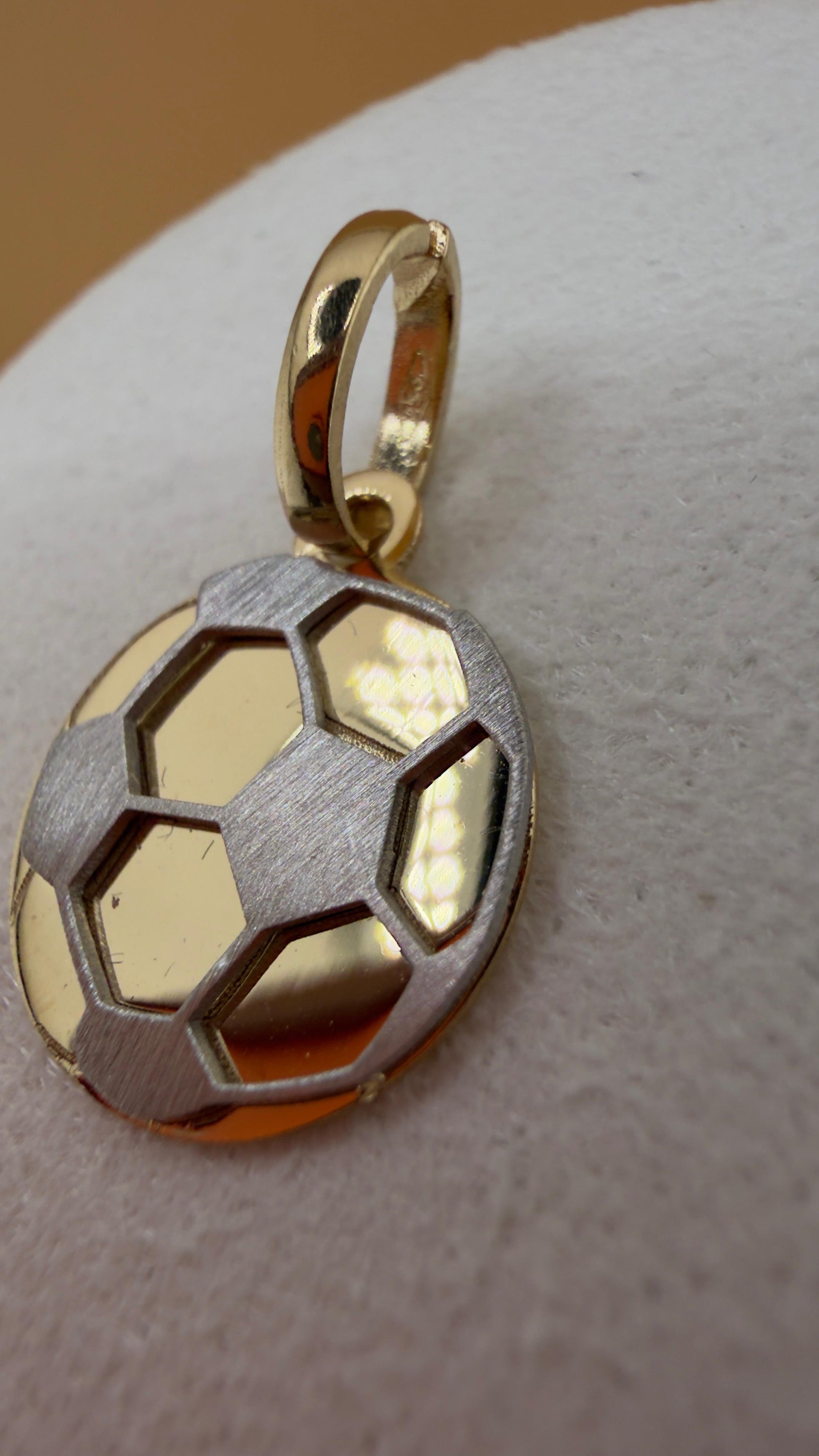 Elite Ball Pendant 18k.