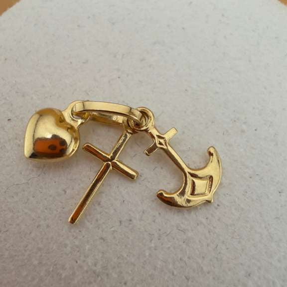 Divine Protection Pendant 18k