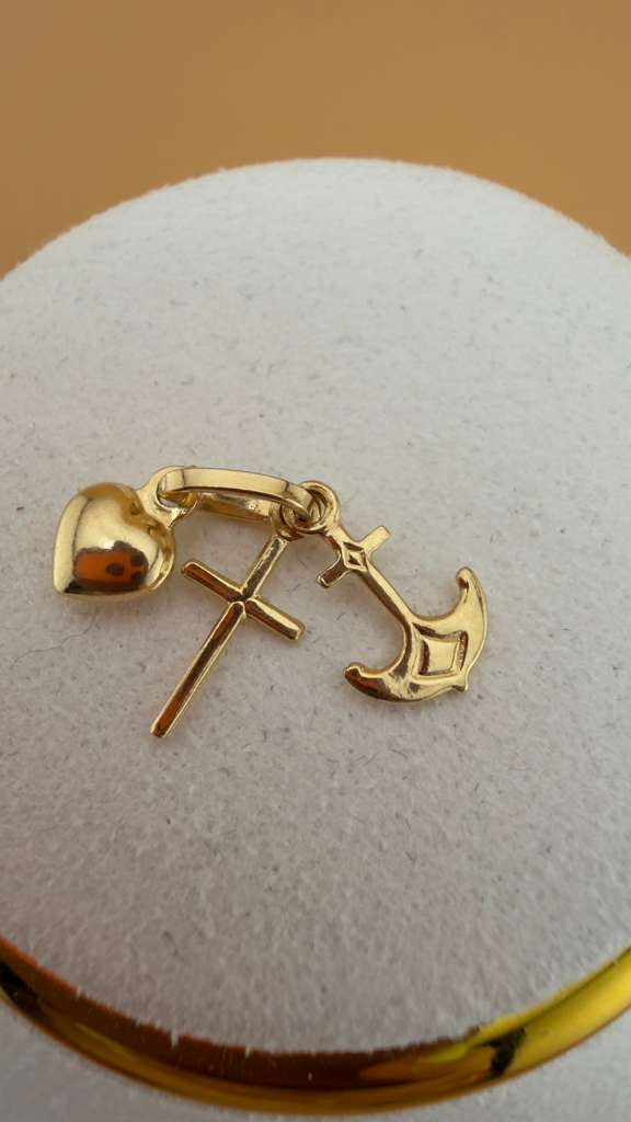 Divine Protection Pendant 18k