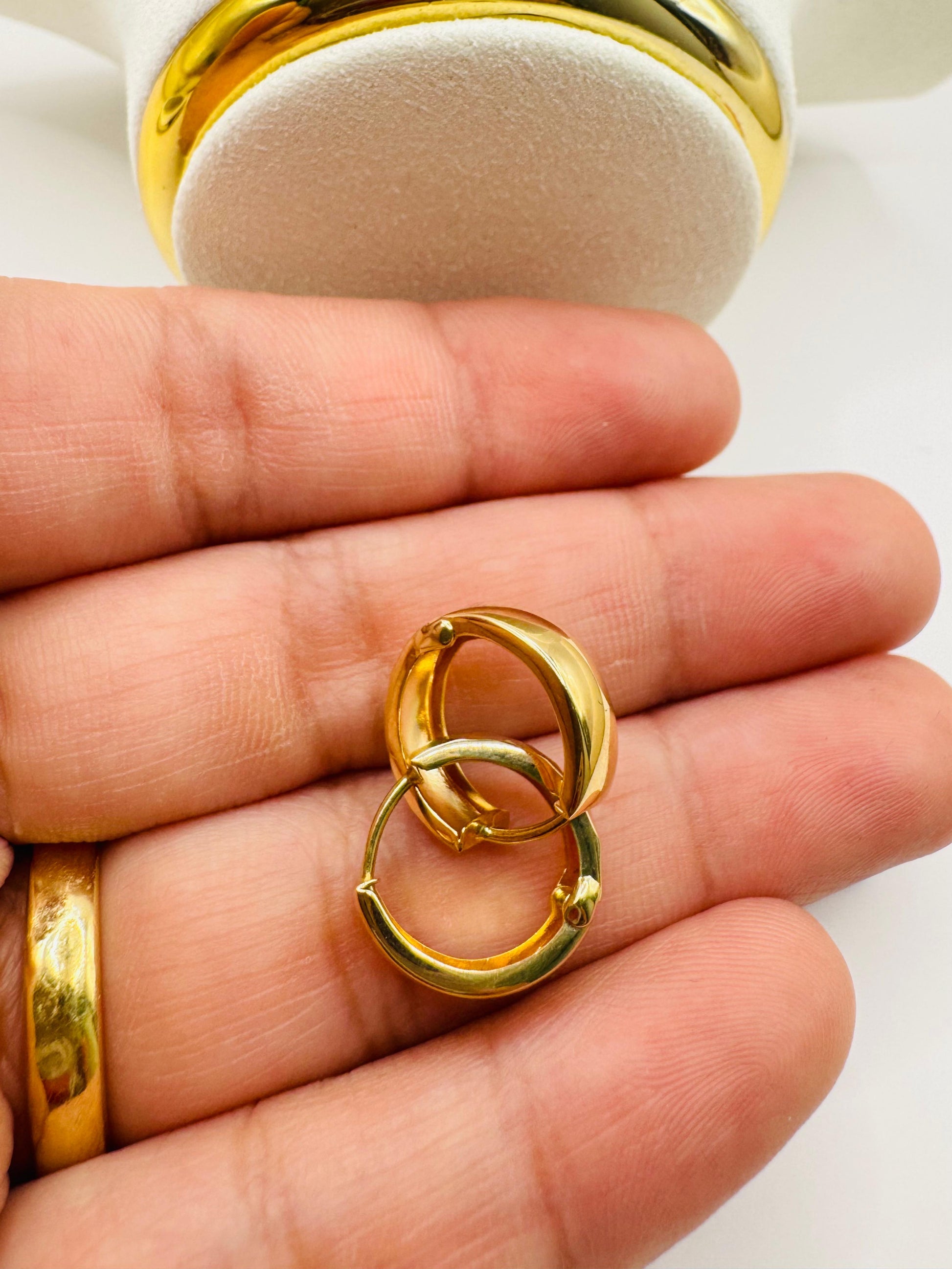 Classic Closed Hoops 18k