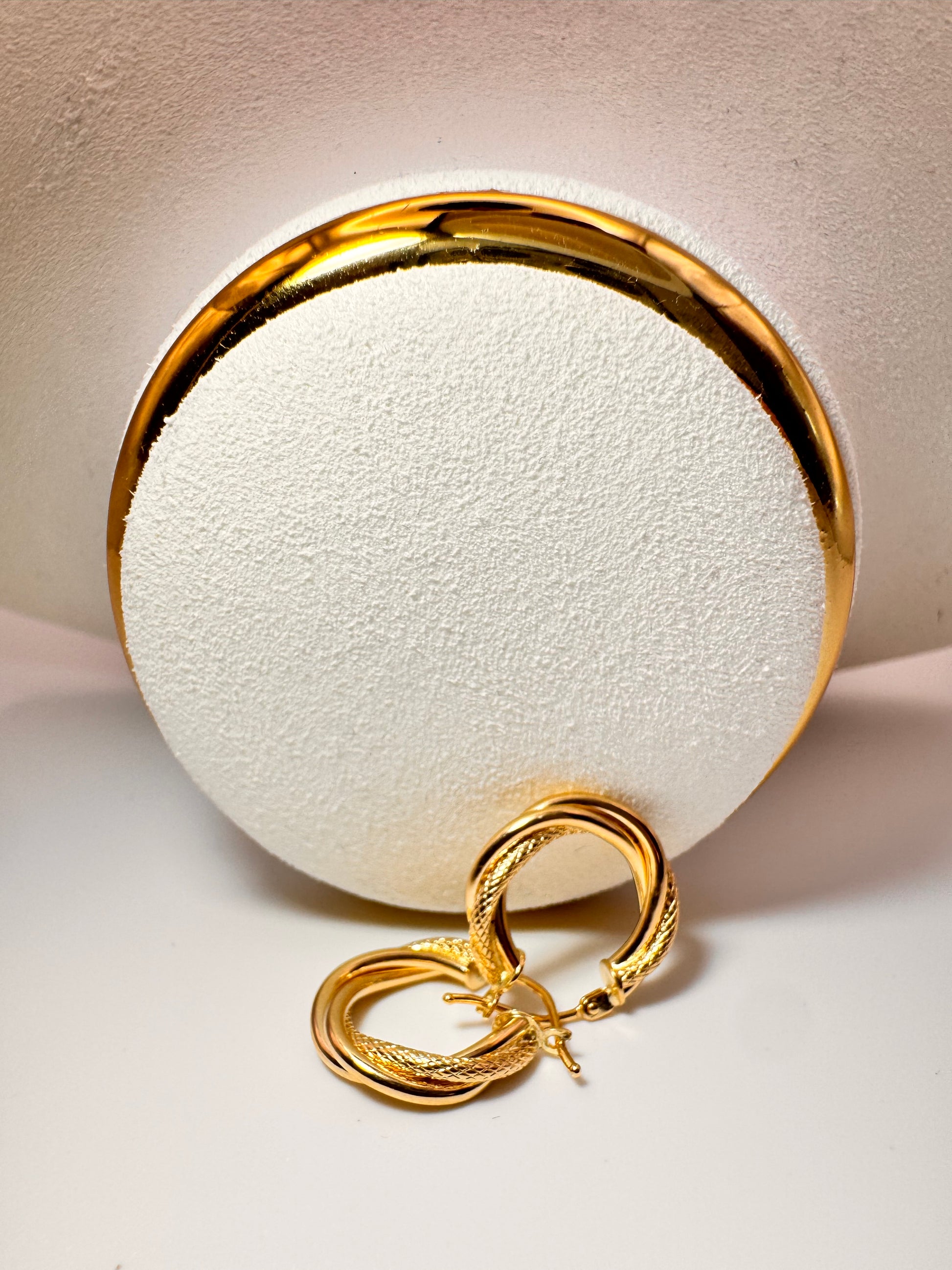 Hoops With Twisted Figures 18k