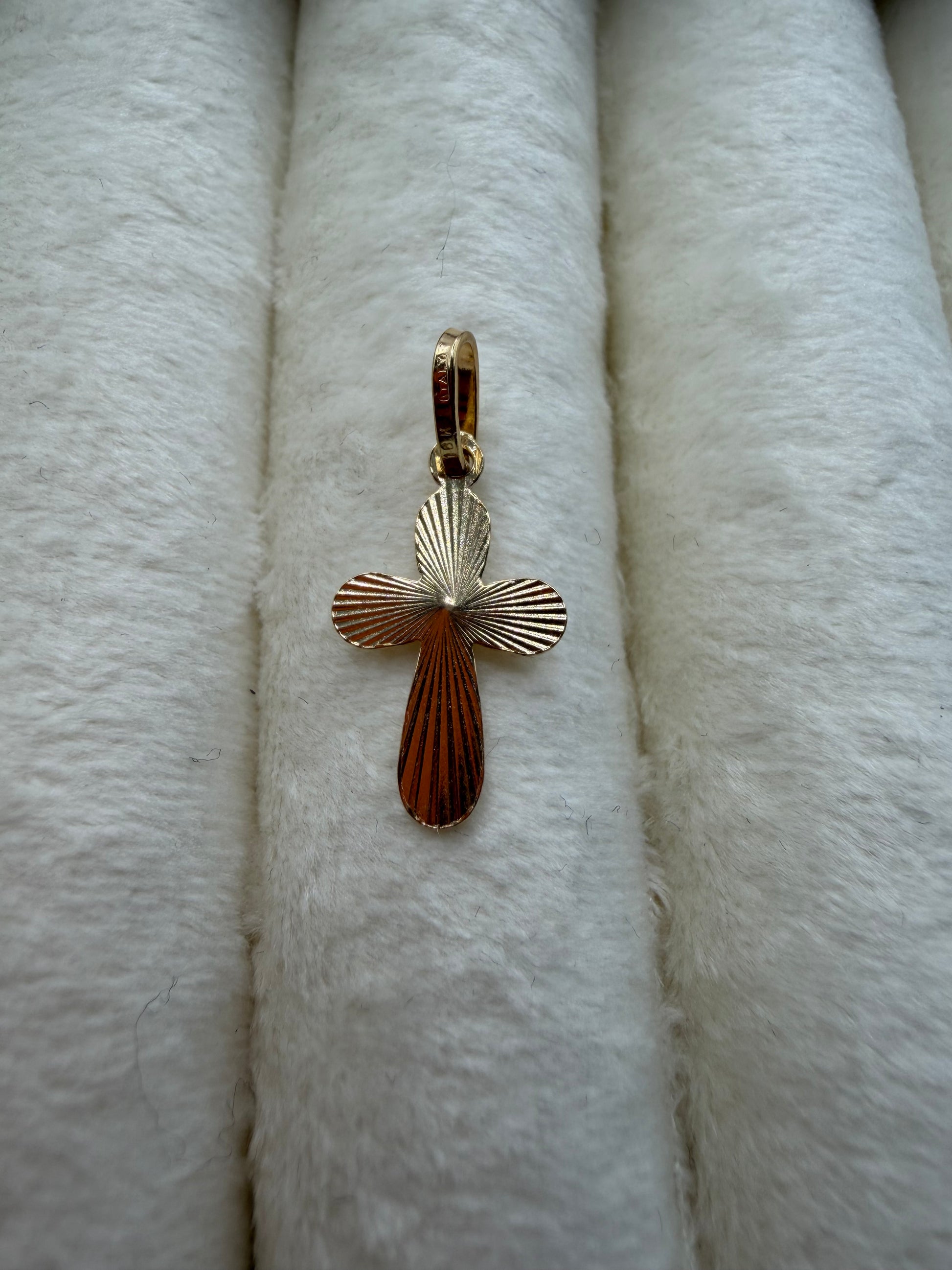 Corrugated Cross Pendant 18k