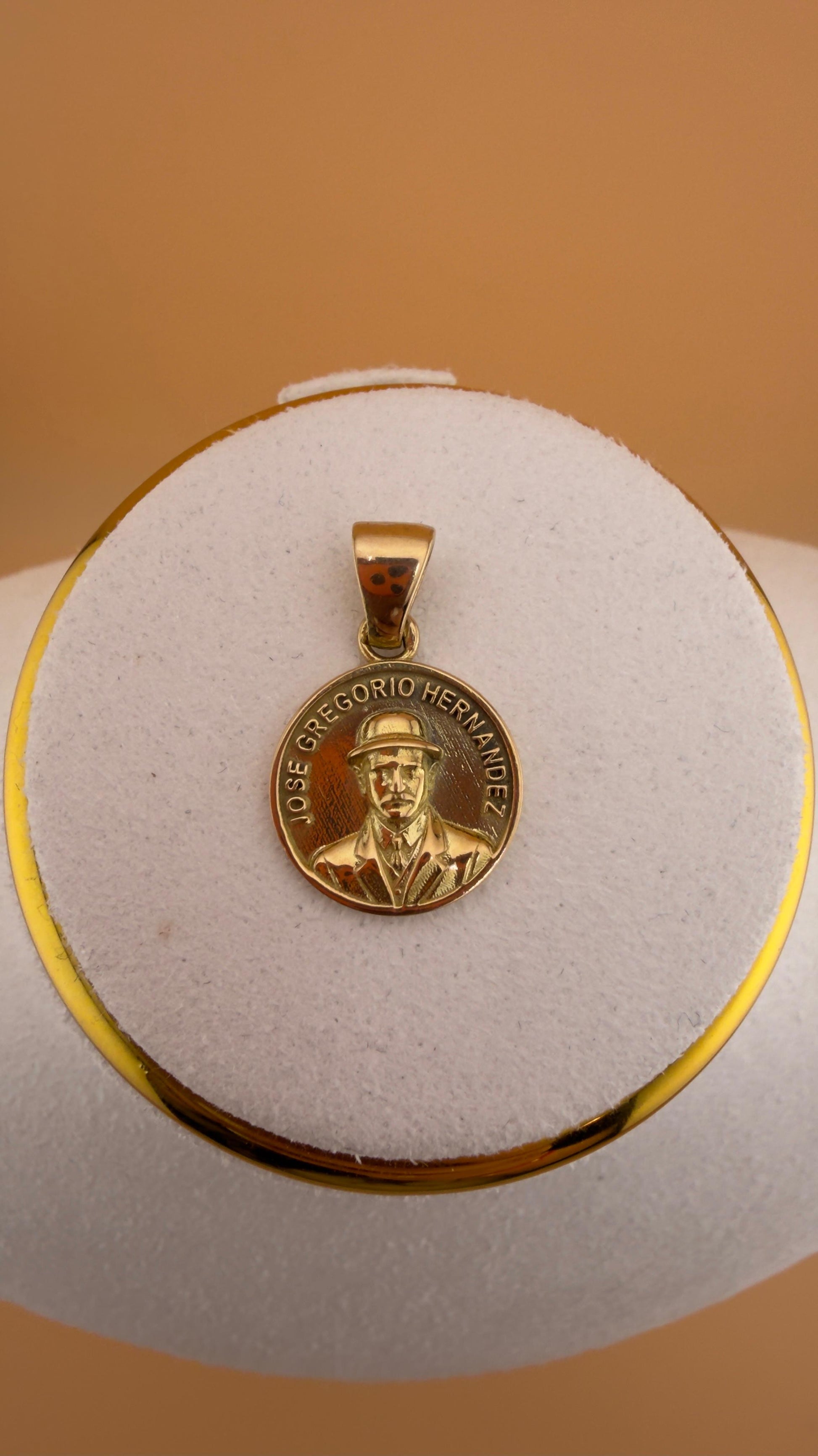 Jose Gregorio Pendant 18k