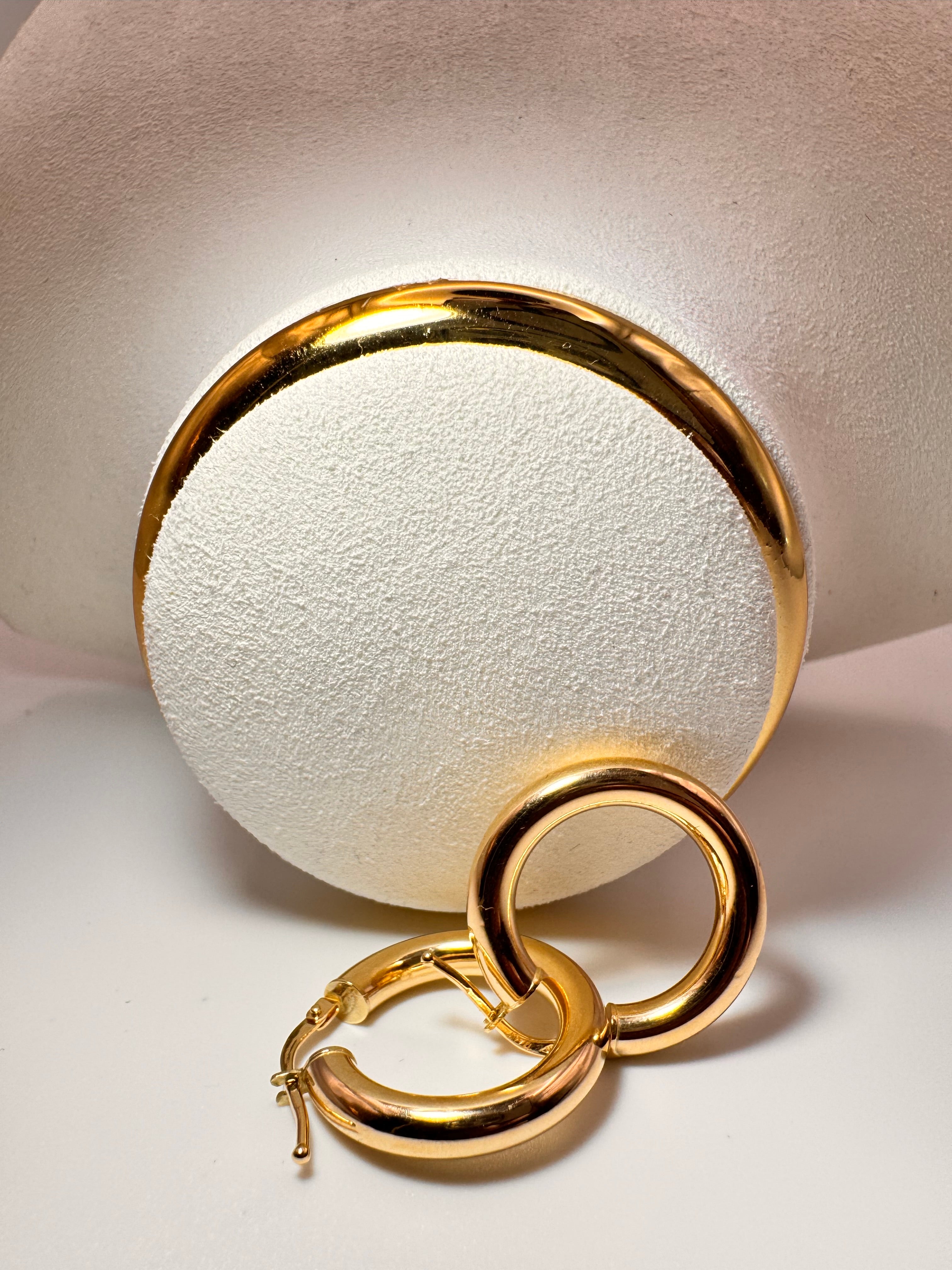 Smooth and round hoops 18k