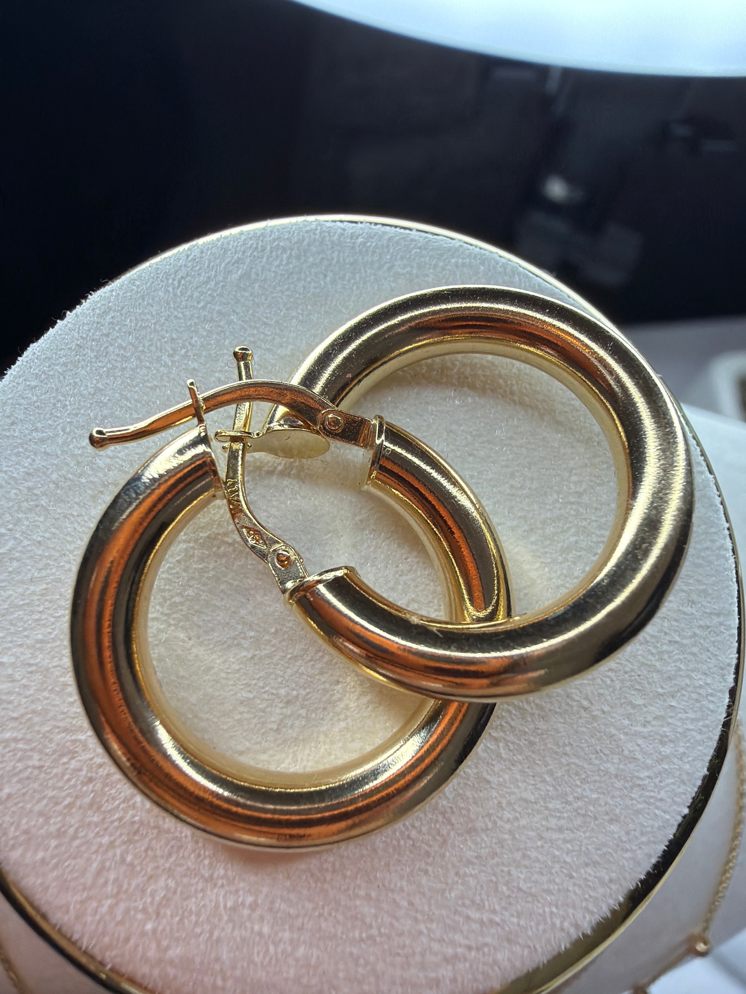 Smooth and round hoops 18k