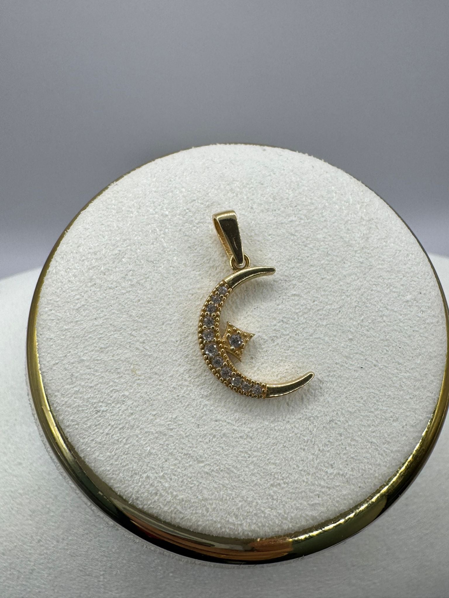 Elegant Half Moon Pendant 18k