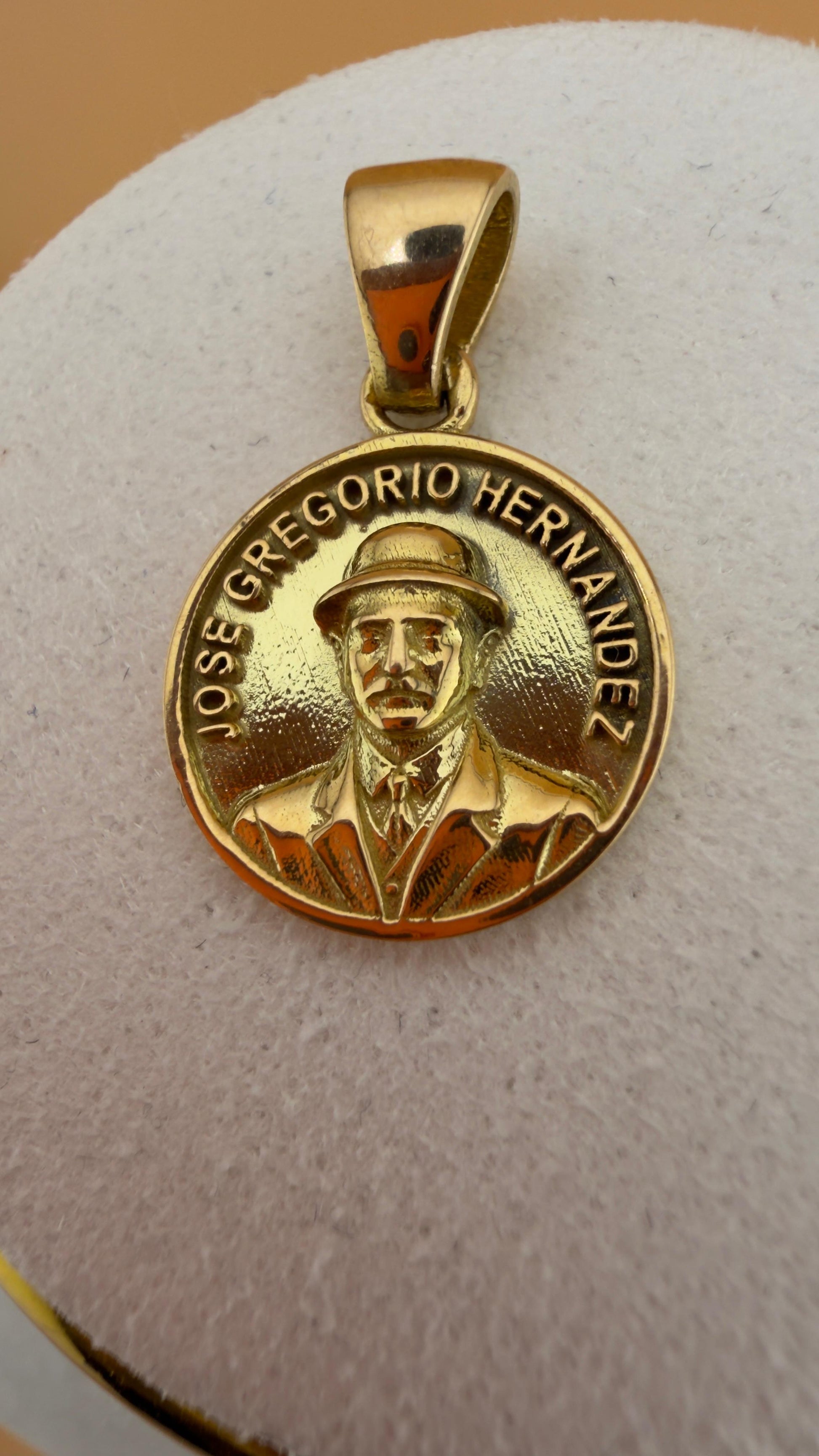 Jose Gregorio Pendant 18k