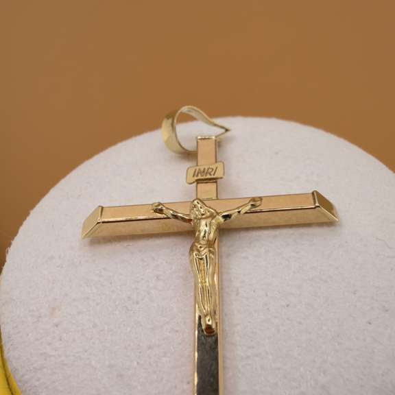 Square Cross with INRI Pendant 18k.