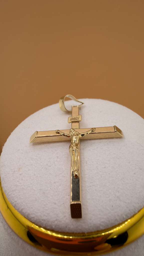 Square Cross with INRI Pendant 18k.