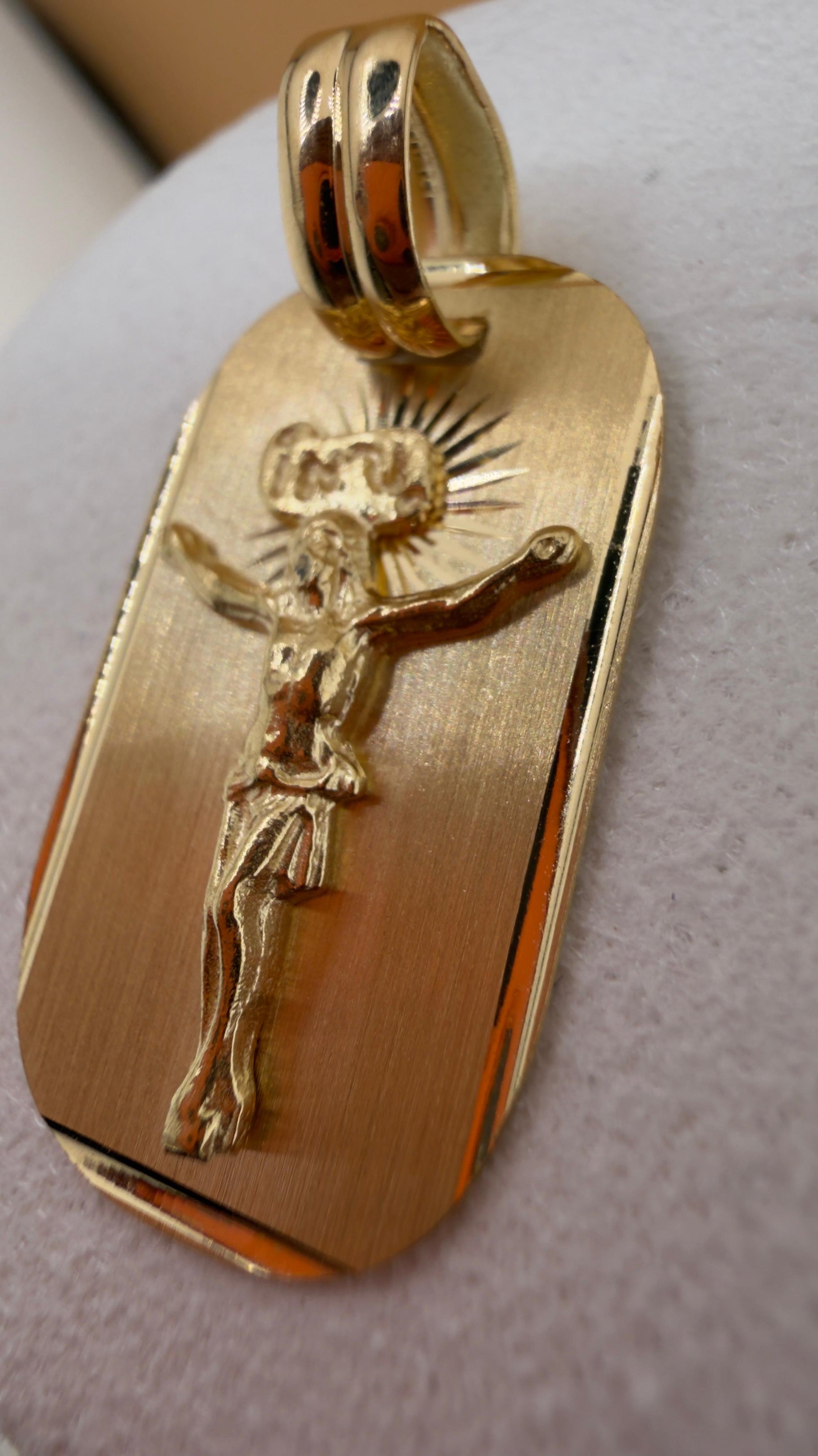 INRI Plaque Pendant 18k.