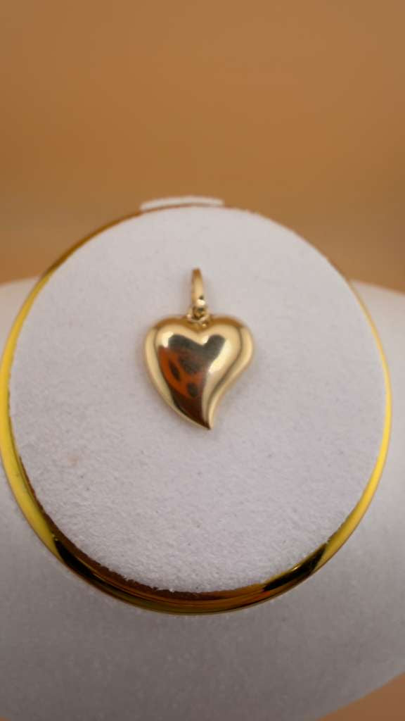 Wavy Heart Pendant 18k.