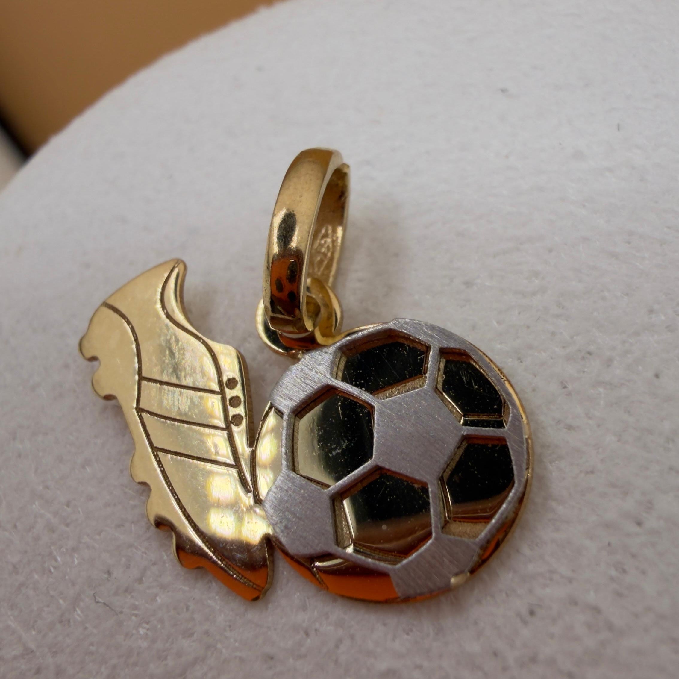 Passion for football Pendant 18k.