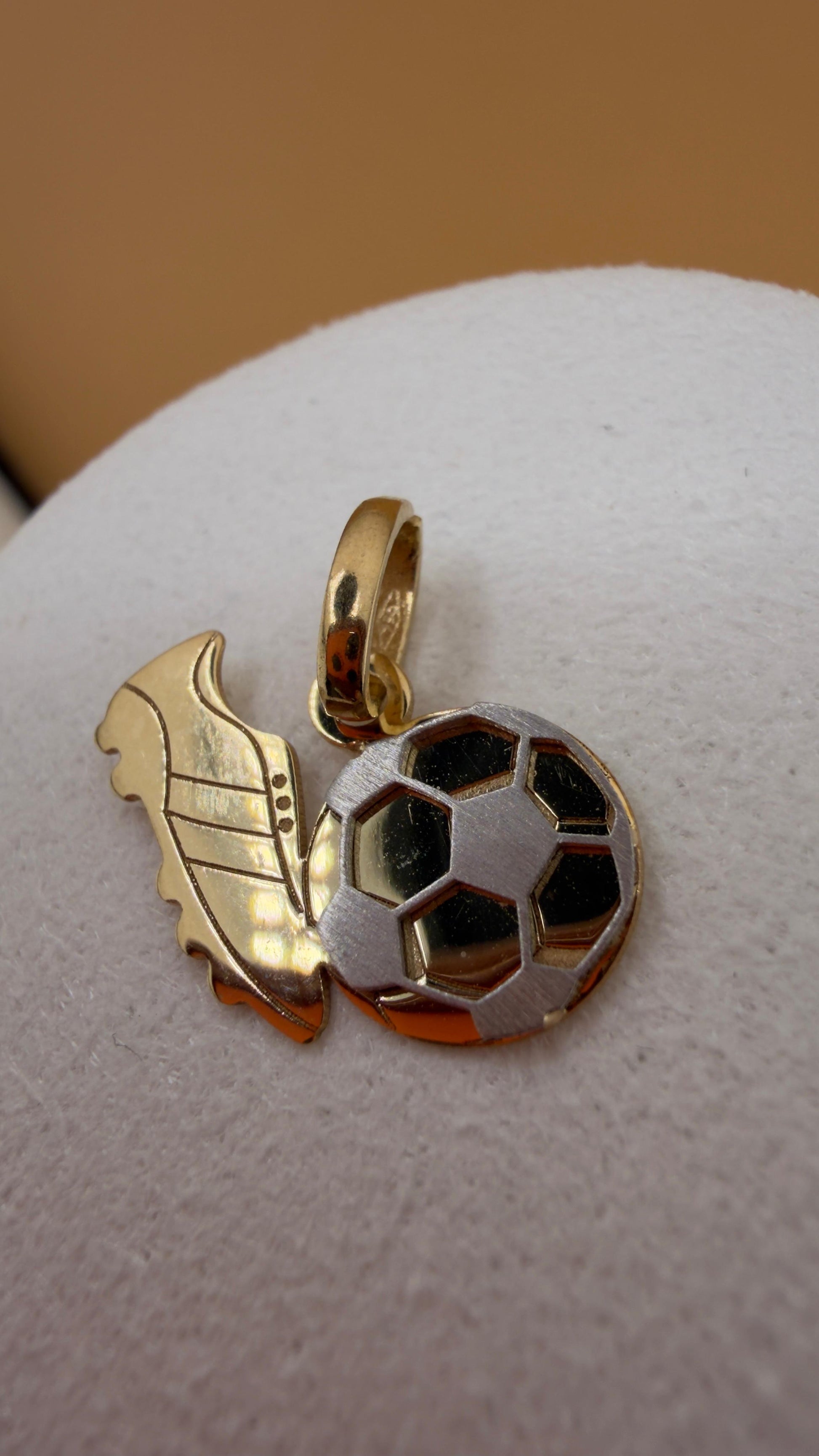 Passion for football Pendant 18k.