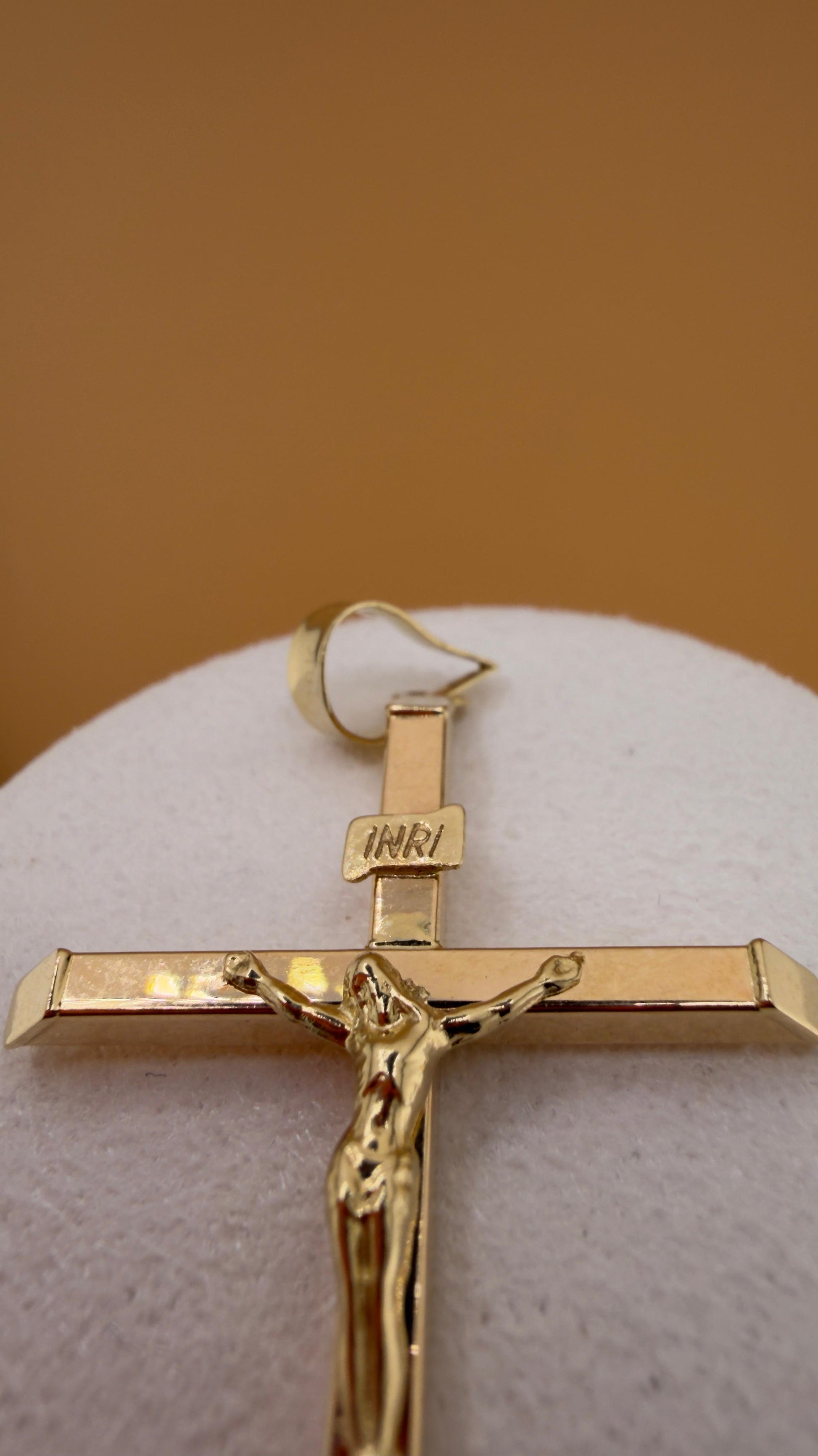 Square Cross with INRI Pendant 18k.