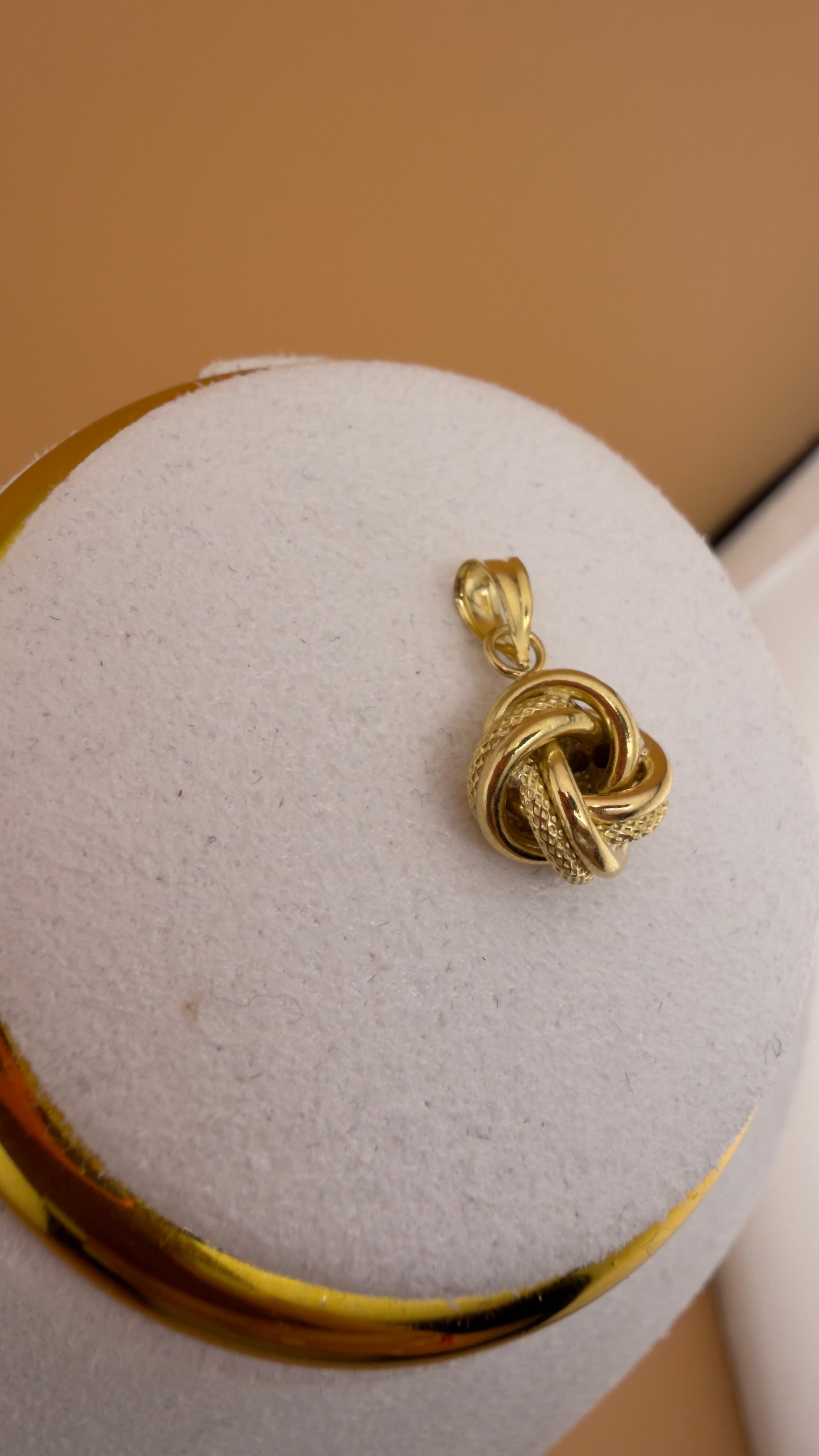 Gold Ribbon Pendant 18k