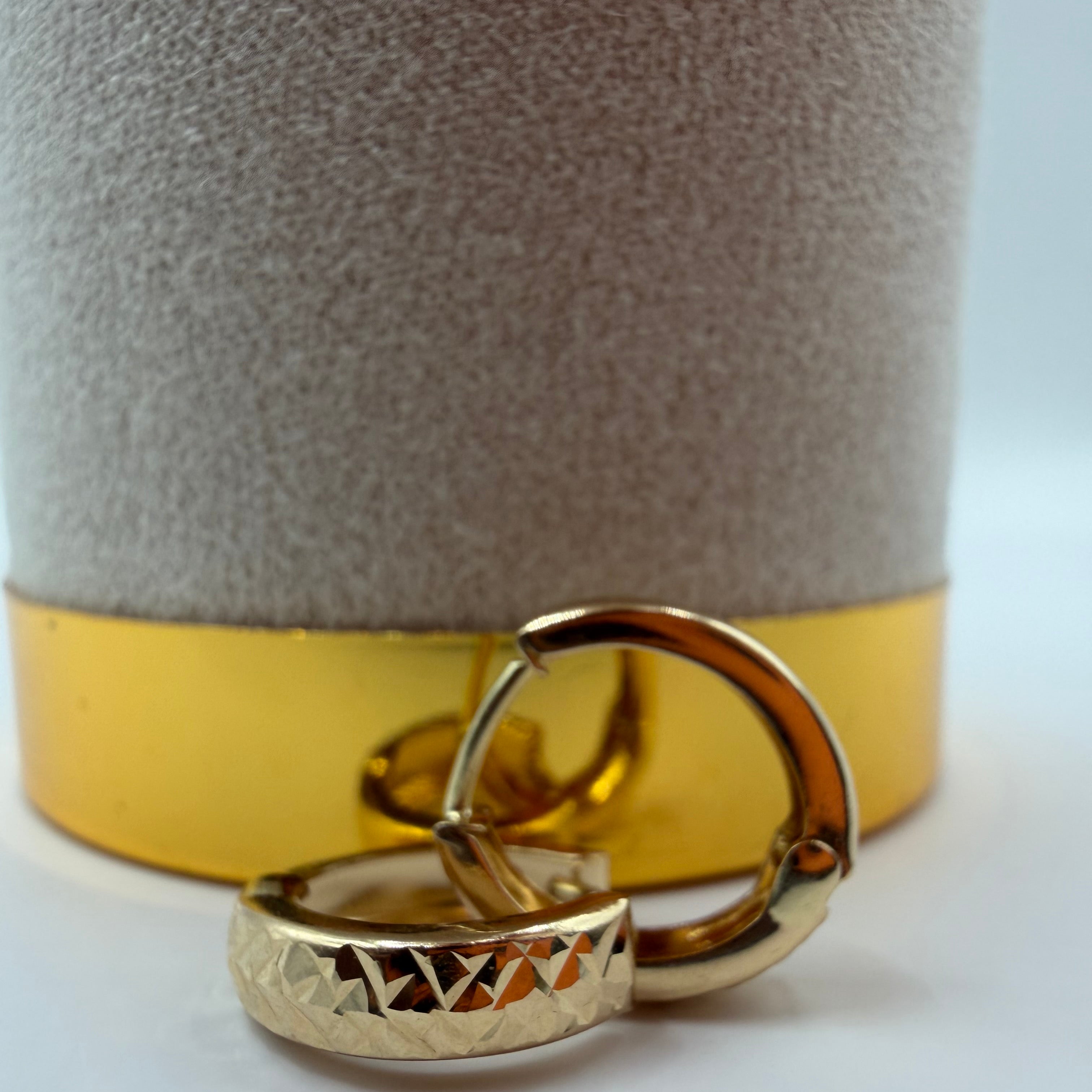 Smooth-Triangular Shapes Hoops 18k