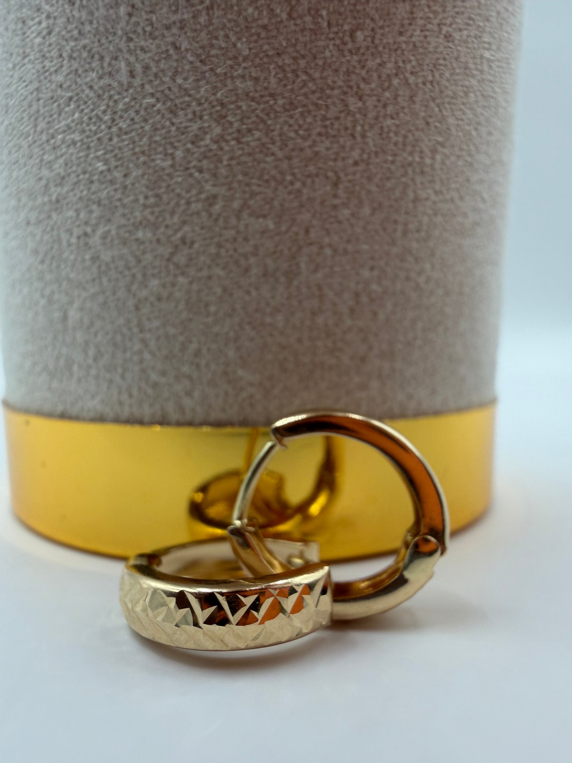 Smooth-Triangular Shapes Hoops 18k