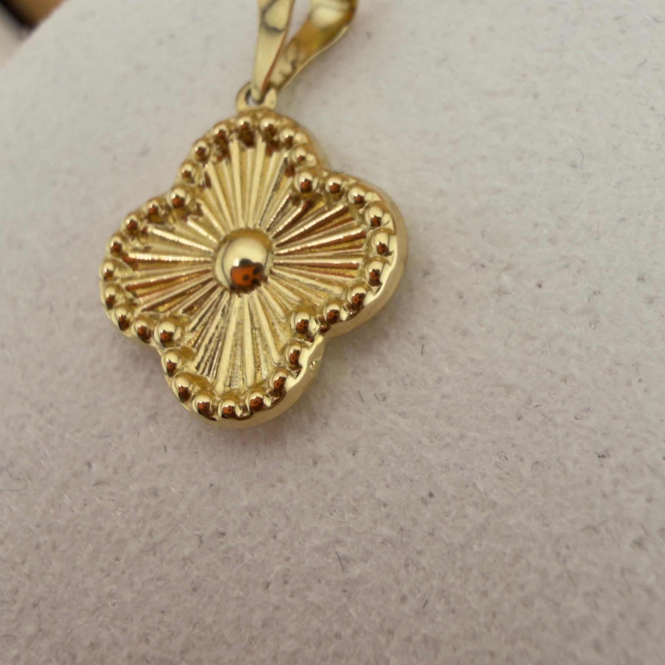 Double-V Pendant 18k.