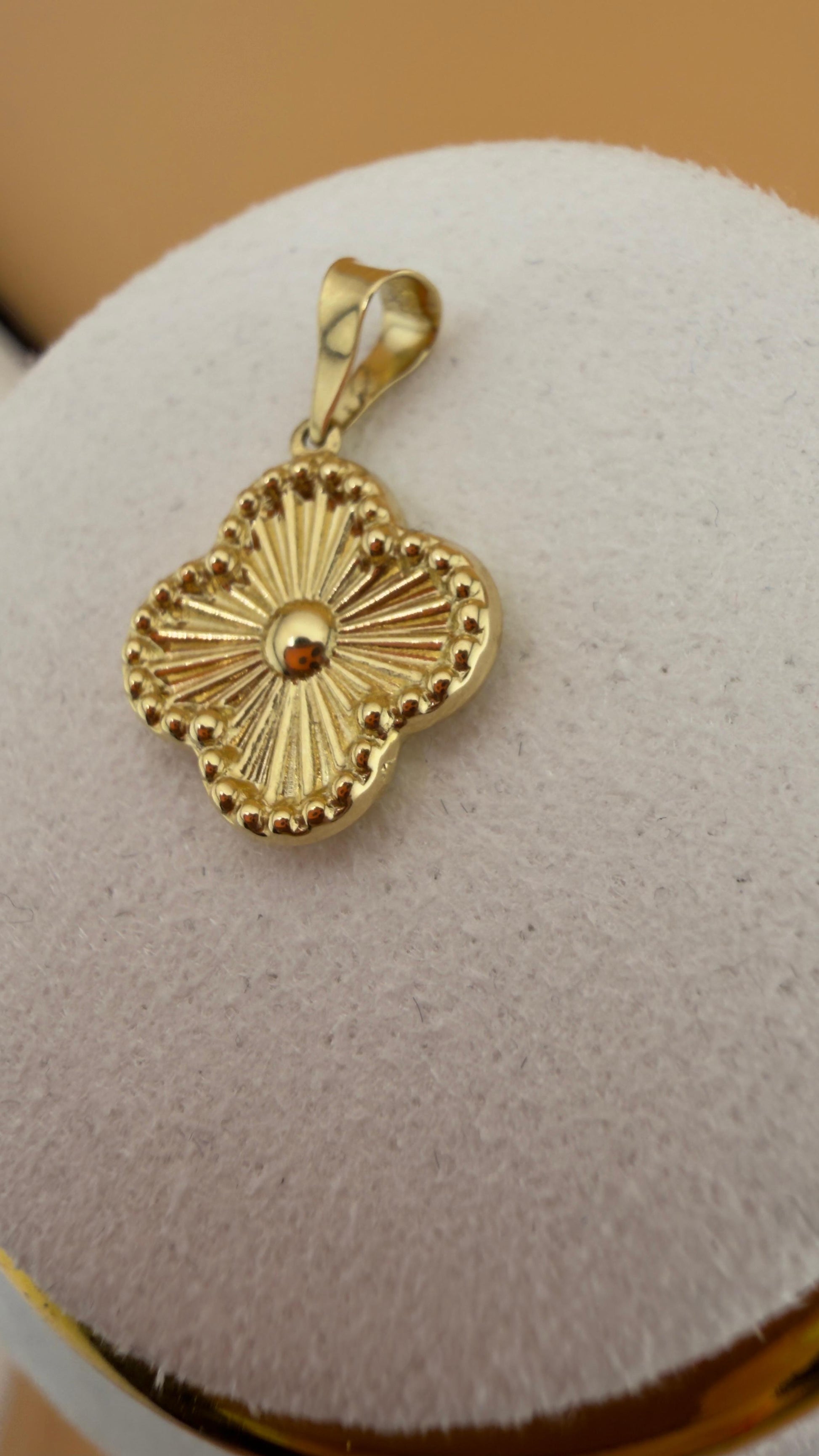 Double-V Pendant 18k.