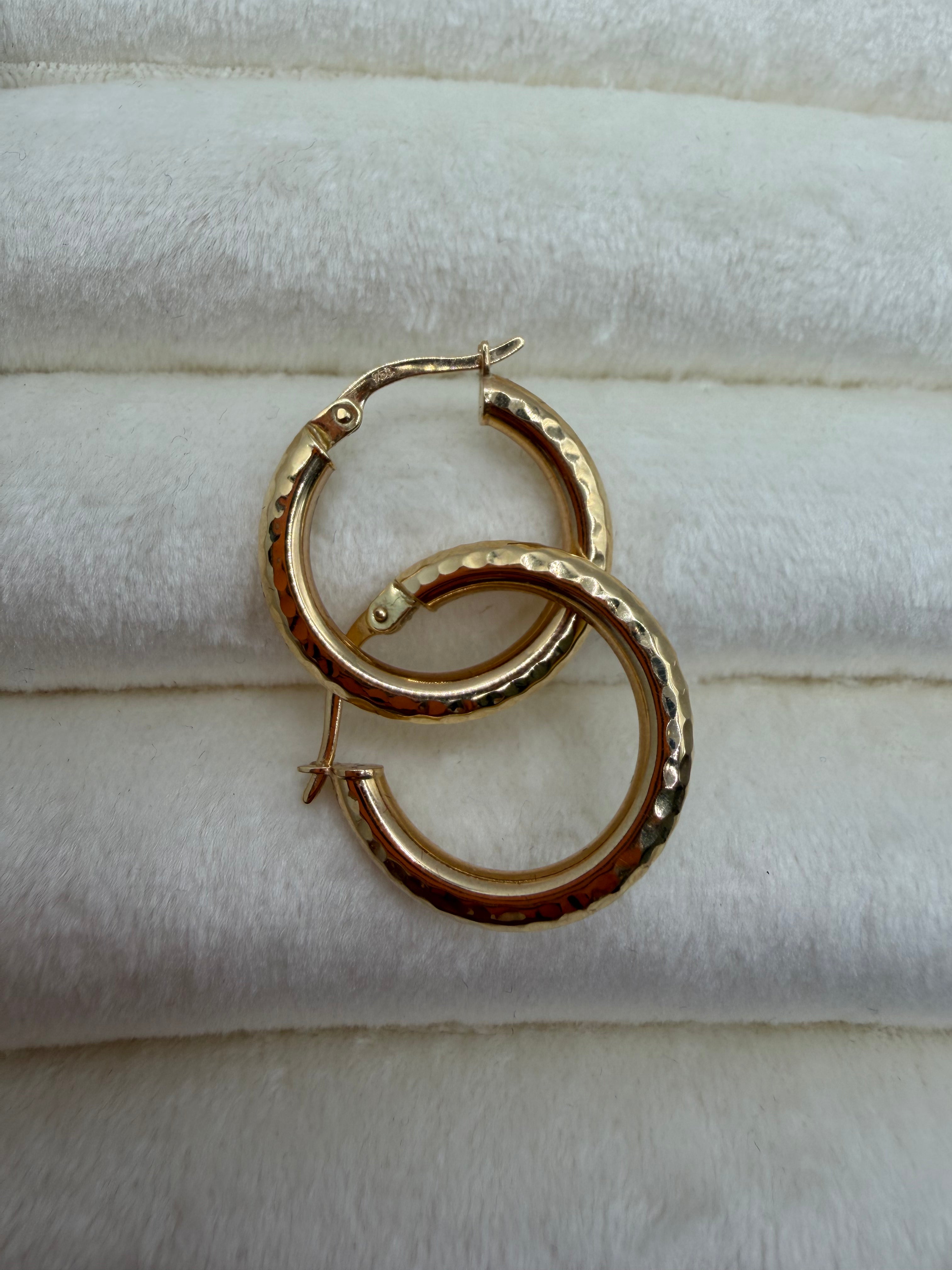 Classic Corrugated Hoops 18k